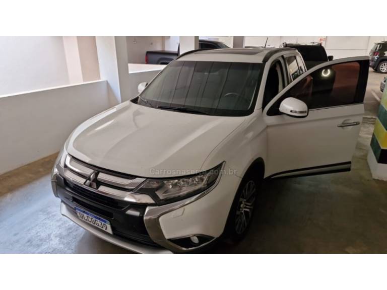 MITSUBISHI - OUTLANDER - 2015/2016 - Branca - R$ 129.900,00